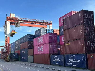 Kakšna inženirska tveganja lahko povzroči nejasen opis specifikacij jekla?